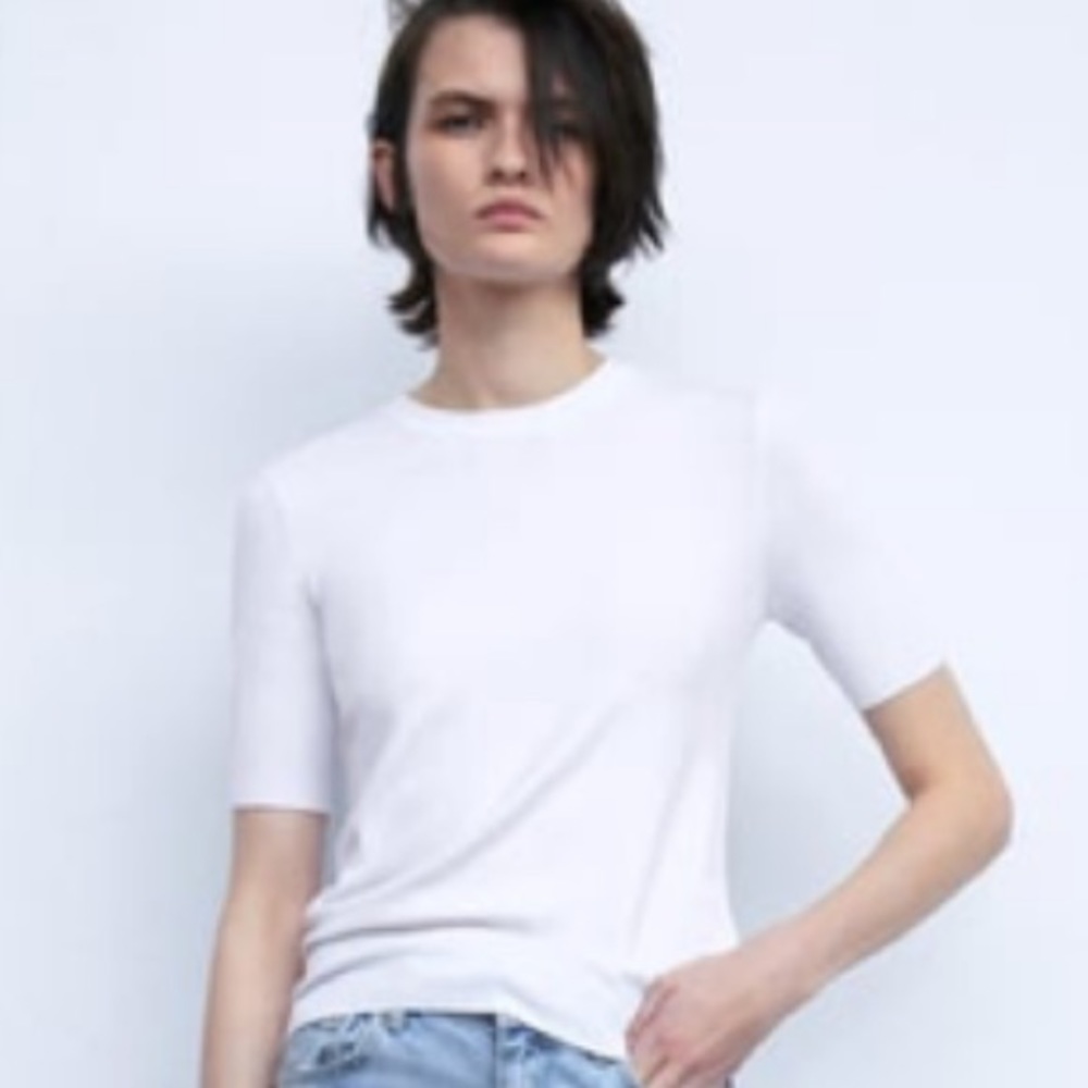 Short sleeved ballooned sweater with gold buttons